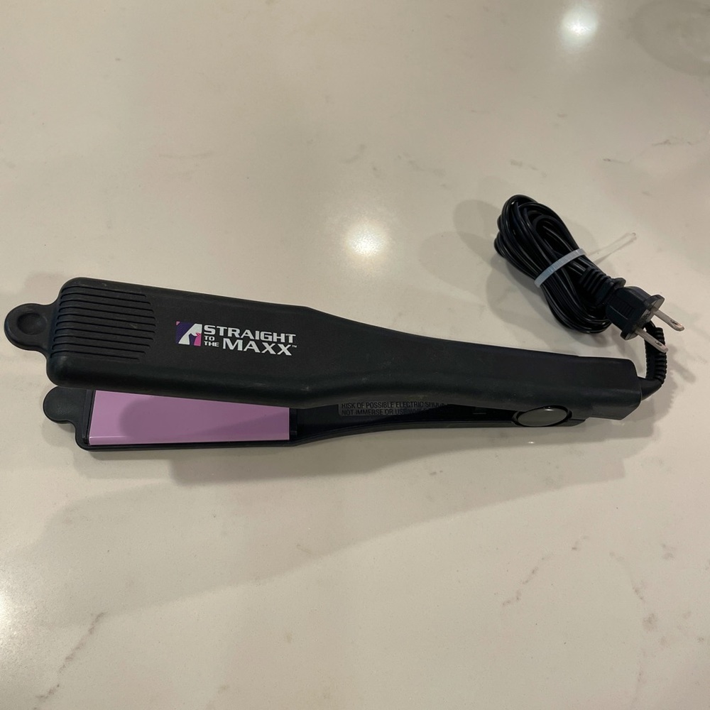 Revlon Straight to the Maxx Hair Straightener / Flat Iron - No Box Never Used